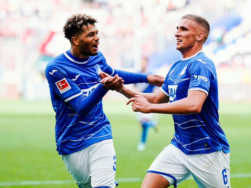 Hoffenheims Wout Weghorst (l) und Anthony Caci von Mainz kämpfen um den Ball. - Foto: Uwe Anspach/dpa