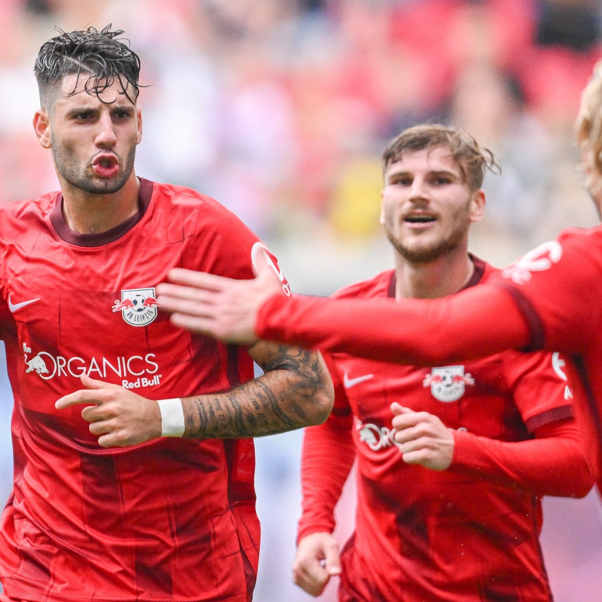 Direkt nach dem Seitenwechsel erhöhte Ruben Vargas mit einem Traumtor auf 2:0. - Foto: Robert Michael/dpa