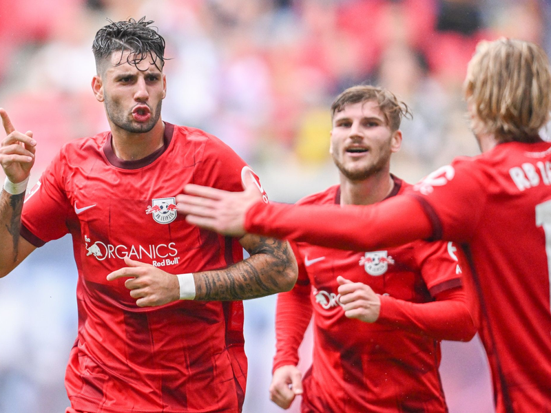 Direkt nach dem Seitenwechsel erhöhte Ruben Vargas mit einem Traumtor auf 2:0. - Foto: Robert Michael/dpa