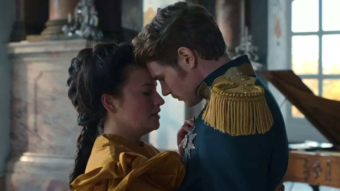 Sisi (Devrim Lingnau, r) und Franz (Philip Froissant) in einer Szene aus «Die Kaiserin». - Bild: -/Netflix/dpa
