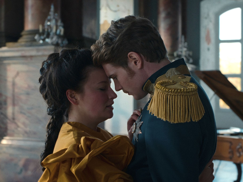 Sisi (Devrim Lingnau, r) und Franz (Philip Froissant) in einer Szene aus «Die Kaiserin». - Foto: -/Netflix/dpa