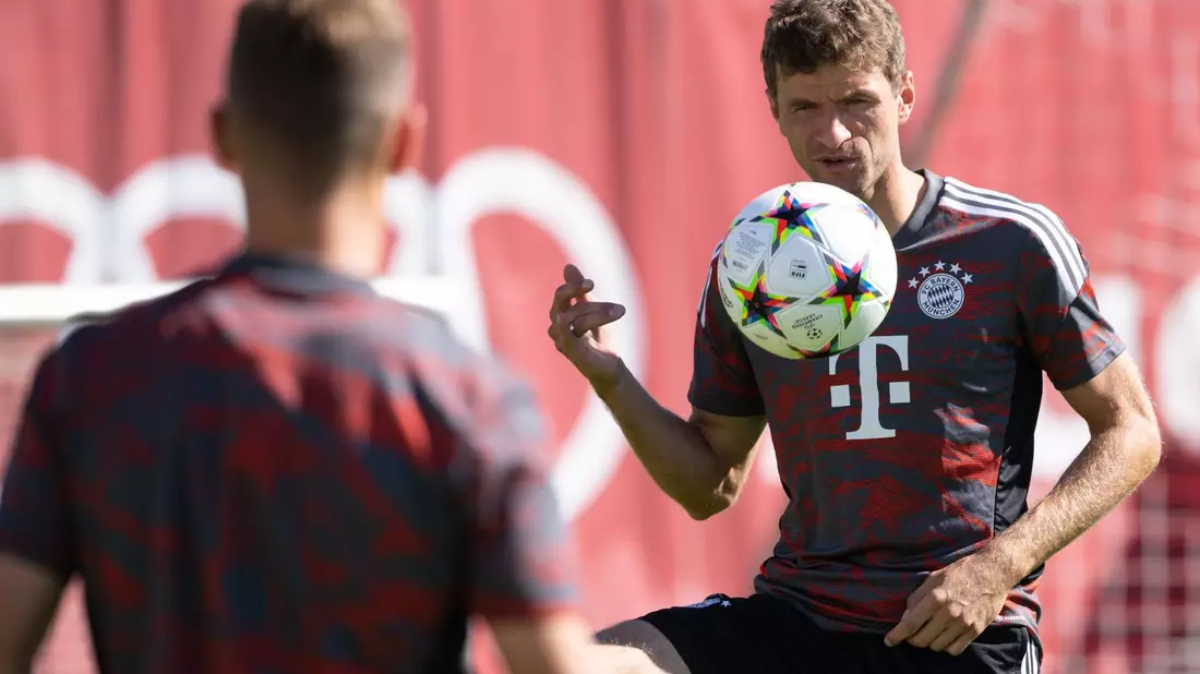 Bayern-Trainer Thomas Tuchel ist sich sicher: Serge Gnabry wird heute im Spiel gegen Real Madrid ein Tor schießen. - Bild: Sven Hoppe/dpa