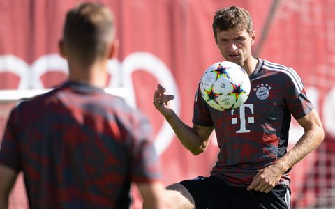 Bayern-Trainer Thomas Tuchel ist sich sicher: Serge Gnabry wird heute im Spiel gegen Real Madrid ein Tor schießen. - Foto: Sven Hoppe/dpa