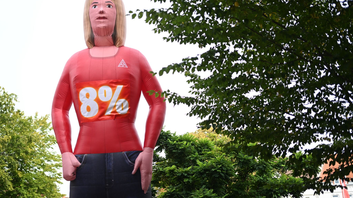 Optisch sehen die Karten aus wie jede andere Bezahlkarte - der Flüchtlingsstatus der Nutzer ist beim Bezahlen also nicht erkennbar. Eine Kooperation mit dem Kartenanbieter Visa soll eine hohe Akzeptanz der Karte gewährleisten. - Foto: Julian Stratenschulte/dpa