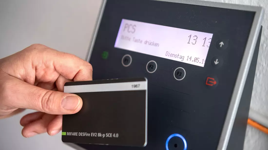 Per Terminal, App oder Mail - Arbeitszeiterfassung muss in Deutchland sein. (Symbolbild) - Bild: Sina Schuldt/dpa