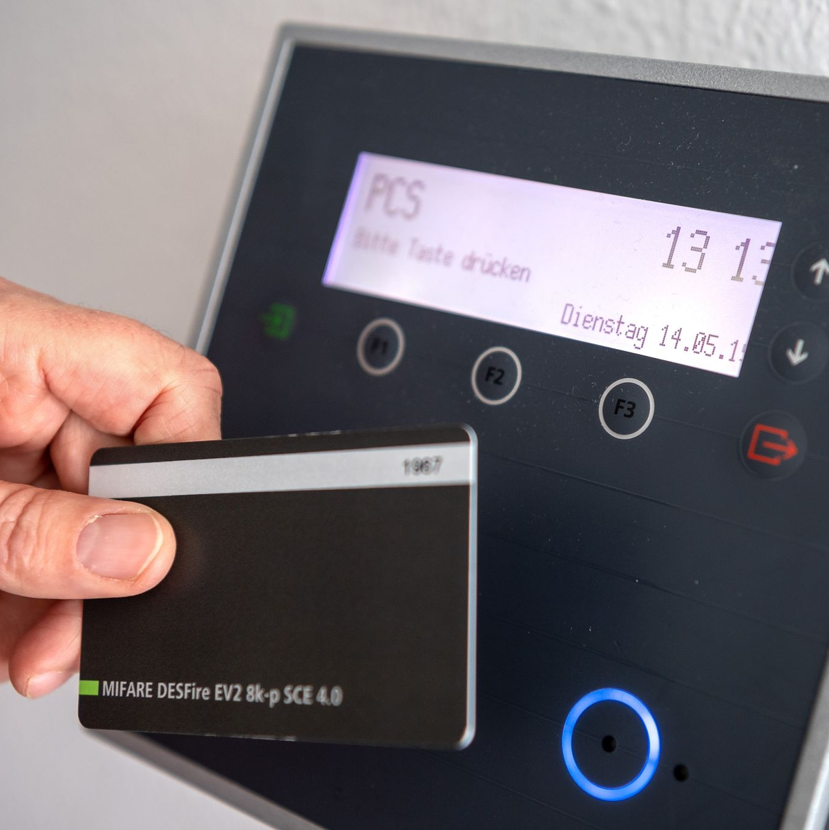 Per Terminal, App oder Mail - Arbeitszeiterfassung muss in Deutchland sein. (Symbolbild) - Foto: Sina Schuldt/dpa