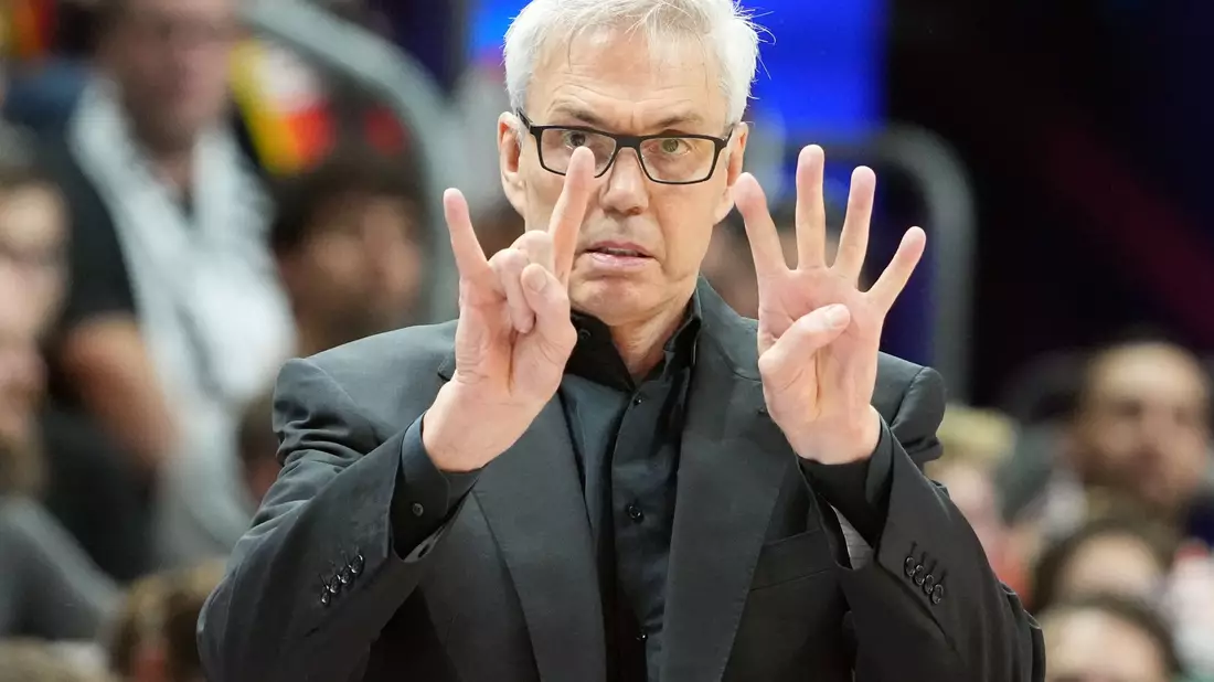 Deutschlands Trainer Gordon Herbert lacht während des Trainings. - Bild: Soeren Stache/dpa