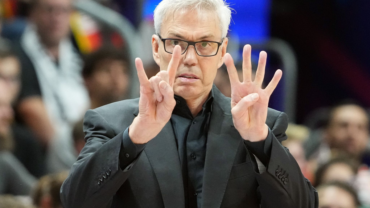 Deutschlands Trainer Gordon Herbert lacht während des Trainings. - Foto: Soeren Stache/dpa