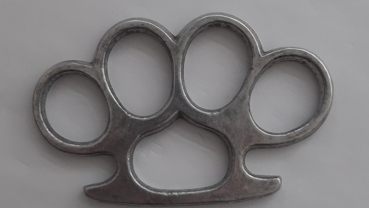 BPOL NRW: Bundespolizei stellt Schlagring bei Luftsicherheitskontrolle sicher. - Foto: presseportal.de