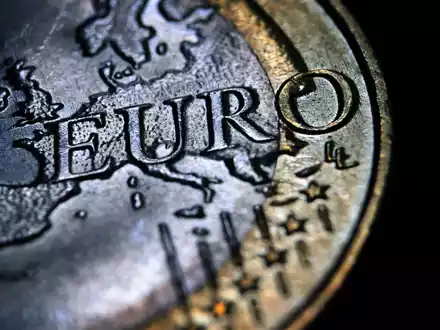 Nach derzeitigem Stand will die EZB im Herbst über weitere Schritte hin zu einem digitalen Euro entscheiden. Mit einer Einführung wird aktuell nicht vor dem Jahr 2026 gerechnet. - Foto: Karl-Josef Hildenbrand/dpa