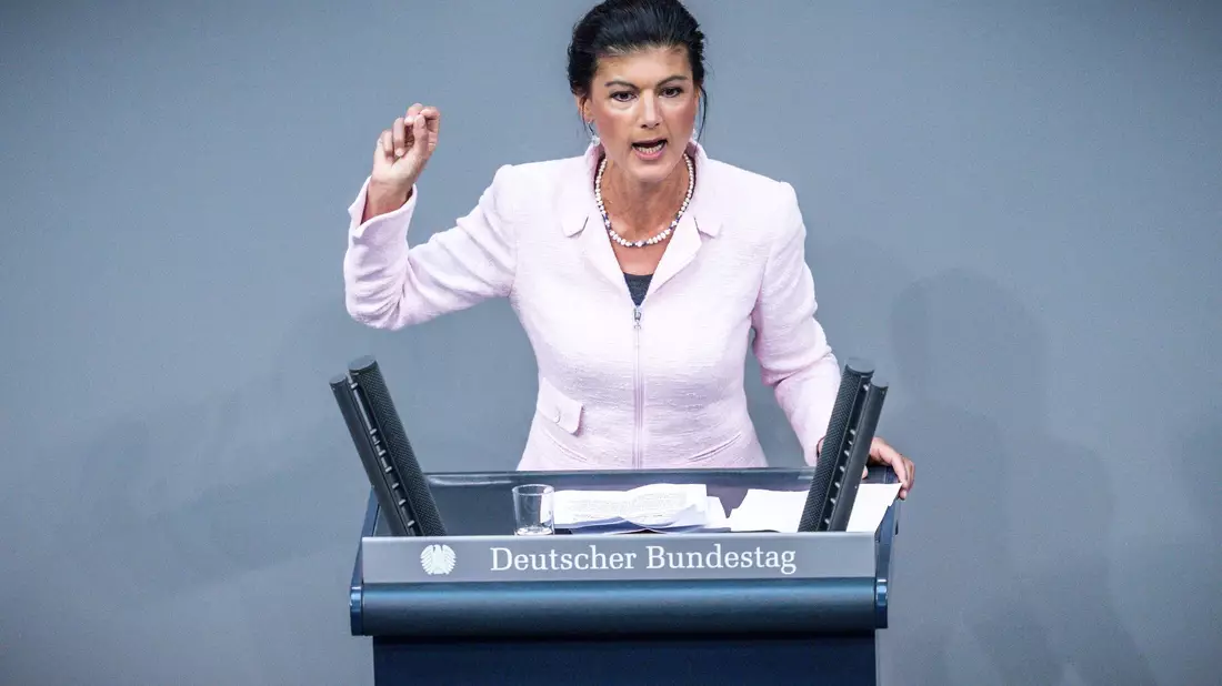 Sahra Wagenknecht bei einer Bundestagsdebatte. - Bild: Michael Kappeler/dpa