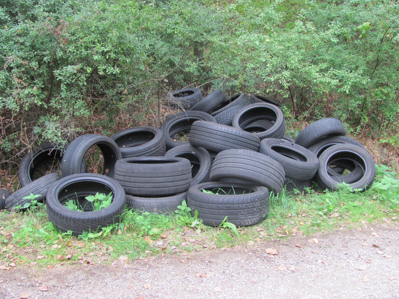 POL-UL: (UL) Erbach - Altreifen und Kabelummantelungen im Wald bei Erbach entsorgt / Bei Ermittlungen wegen einer Umweltstraftat hofft die Polizei jetzt auf Zeugenhinweise. - Foto: presseportal.de