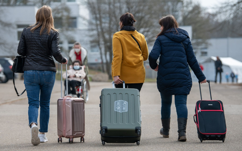 In einer Landeserstaufnahmestelle in Baden-Württemberg warten Flüchtlinge in einer Schlange vor der Essensausgabe. - Foto: Stefan Puchner/dpa