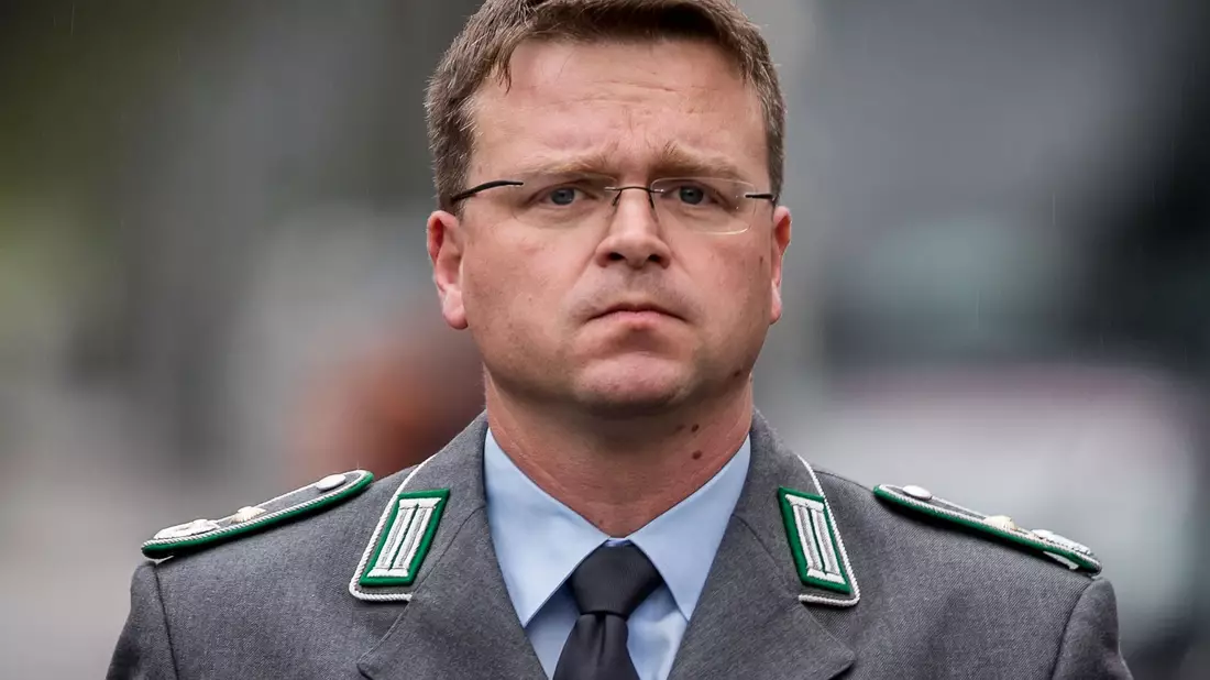 «Wenn für unsere Regierung Worte wie Verteidigungsfähigkeit, Schutz oder Wehrhaftigkeit nicht bloße Worthülsen sein sollen, muss Bundeskanzler Scholz seine Richtlinienkompetenz wahrnehmen und ein Machtwort sprechen», sagt der Vorsitzende des Bundeswehrverbandes, Oberst André Wüstner. - Bild: Michael Kappeler/dpa