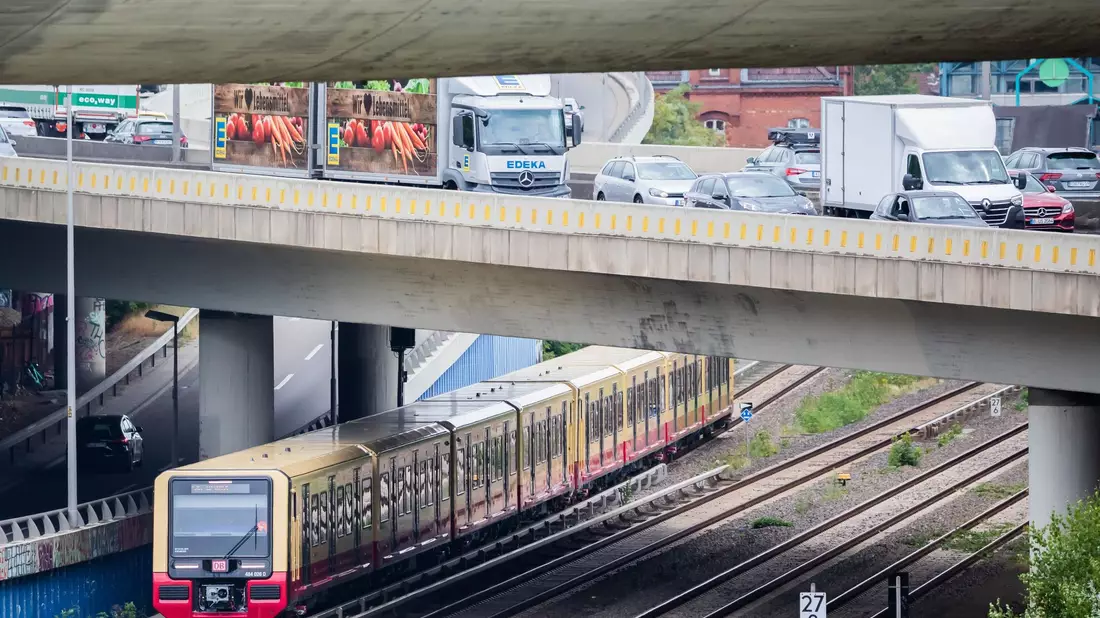 Ein junger Mann wurde tot auf einer S-Bahn in Berlin gefunden. - Bild: Christoph Soeder/dpa
