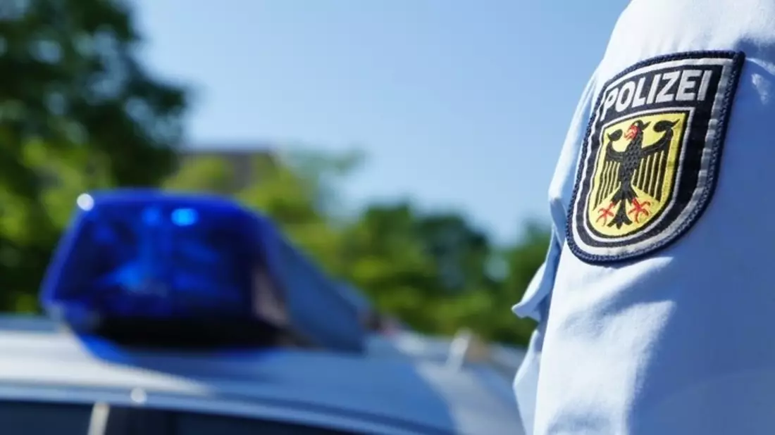 Bundespolizeidirektion München: Ohne Einreisepapiere nach Deutschland / Bundespolizei fasst mutmaßliche Schleuser auf B2 - Bild: presseportal.de