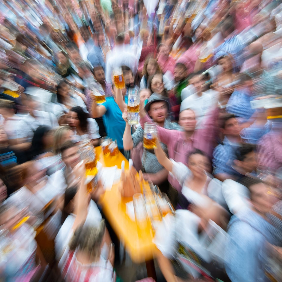 Ordner stehen beim Auftakt zum Oktoberfest vor der Eröffnung am Haupteingang. Die ersten Besucher warten am Haupteingang bereits in der Dunkelheit auf den Einlass. - Foto: Sven Hoppe/dpa
