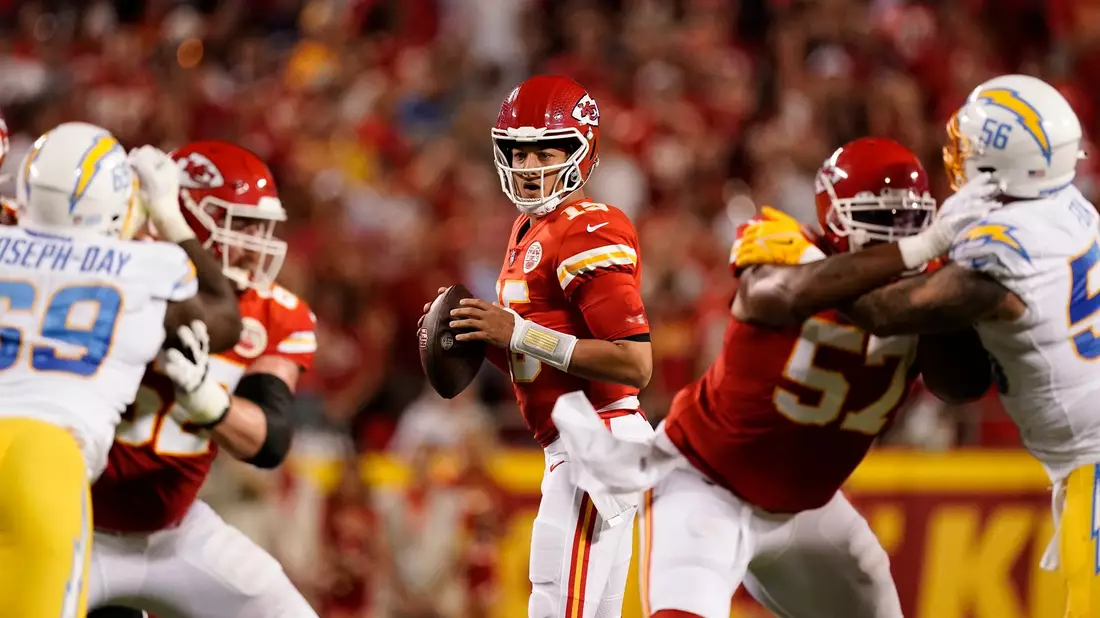 Kein Entkommen für Mahomes: Die Chiefs spielen eine enttäuschende Saison. - Bild: Charlie Riedel/AP/dpa