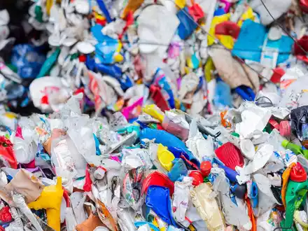 Jedes Jahr werden in Deutschland mehr als sechs Millionen Tonnen Kunststoff-Abfälle verwertet, der Anteil der Asien-Ausfuhren daran ist gering. - Foto: Rolf Vennenbernd/dpa
