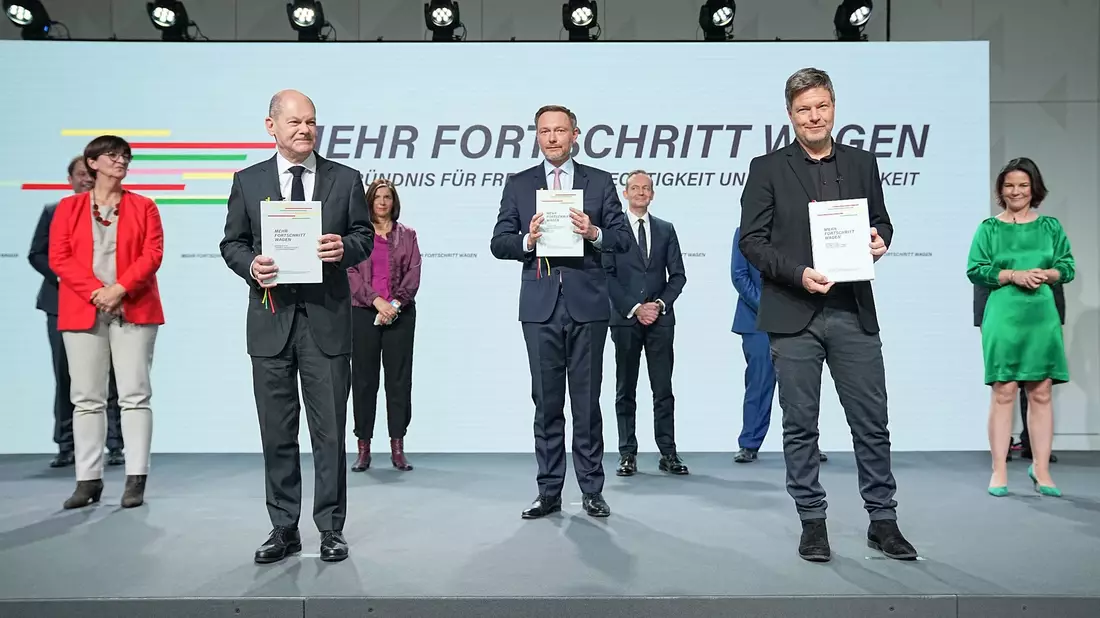 Die Spitzen der Ampel-Koaliton: Außenministerin Annalena Baerbock (v.l.), Vizekanzler Robert Habeck, Bundeskanzler Olaf Scholz und Bundesfinanzminister Christian Lindner. - Bild: Michael Kappeler/dpa