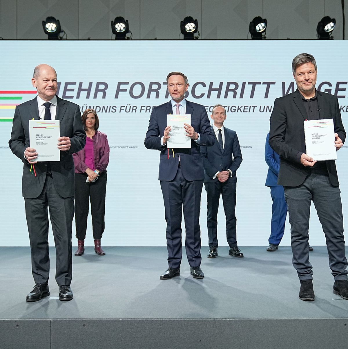 Die Spitzen der Ampel-Koaliton: Außenministerin Annalena Baerbock (v.l.), Vizekanzler Robert Habeck, Bundeskanzler Olaf Scholz und Bundesfinanzminister Christian Lindner. - Foto: Michael Kappeler/dpa
