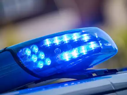 Nach Ausschreitungen bei einem Musikfestival in München hat die Polizei die Zahl der eingesetzten Beamten erhöht. - Foto: Lino Mirgeler/dpa