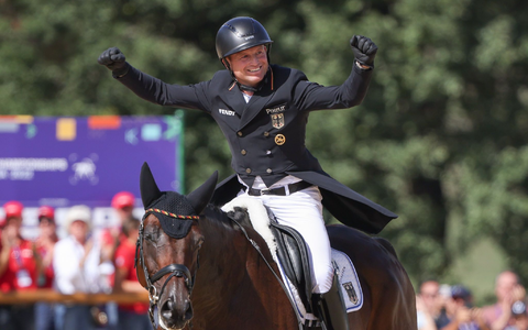 Vielseitigkeitsreiter Michael Jung reitet auf Chipmunk in der Springprüfung. - Foto: Friso Gentsch/dpa