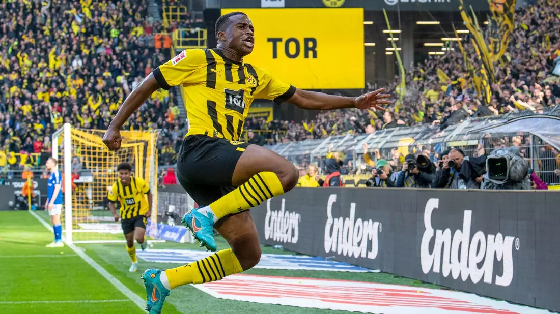 Im BVB-Trikot ist Youssoufa Moukoko in Zukunft nicht mehr zu sehen. Ein Wechsel nach Nizza soll die stockende Karriere des Talents beleben.      - Bild: David Inderlied/dpa