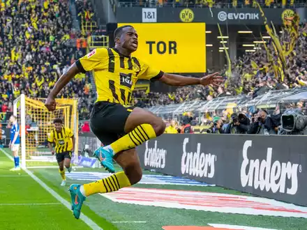 Im BVB-Trikot ist Youssoufa Moukoko in Zukunft nicht mehr zu sehen. Ein Wechsel nach Nizza soll die stockende Karriere des Talents beleben.      - Foto: David Inderlied/dpa
