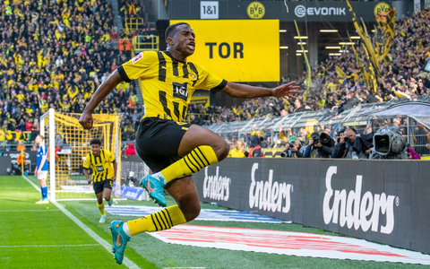 Im BVB-Trikot ist Youssoufa Moukoko in Zukunft nicht mehr zu sehen. Ein Wechsel nach Nizza soll die stockende Karriere des Talents beleben. - Foto: David Inderlied/dpa Im BVB-Trikot ist Youssoufa Moukoko in Zukunft nicht mehr zu sehen. Ein Wechsel nach Nizza soll die stockende Karriere des Talents beleben. - Foto: David Inderlied/dpa