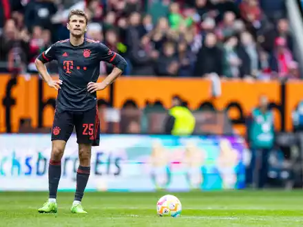 Thomas Müller (l) steht vor seinem 500. Bundesligaspiel und dem 13. Meistertitel mit dem FC Bayern. Harry Kane hofft mit 31 Jahren auf seinen ersten Team-Titel als Fußball-Profi. - Foto: Tom Weller/dpa