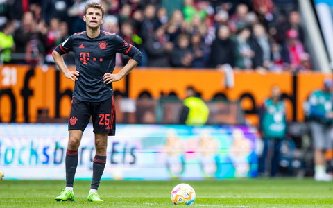Thomas Müller (l) steht vor seinem 500. Bundesligaspiel und dem 13. Meistertitel mit dem FC Bayern. Harry Kane hofft mit 31 Jahren auf seinen ersten Team-Titel als Fußball-Profi. - Foto: Tom Weller/dpa