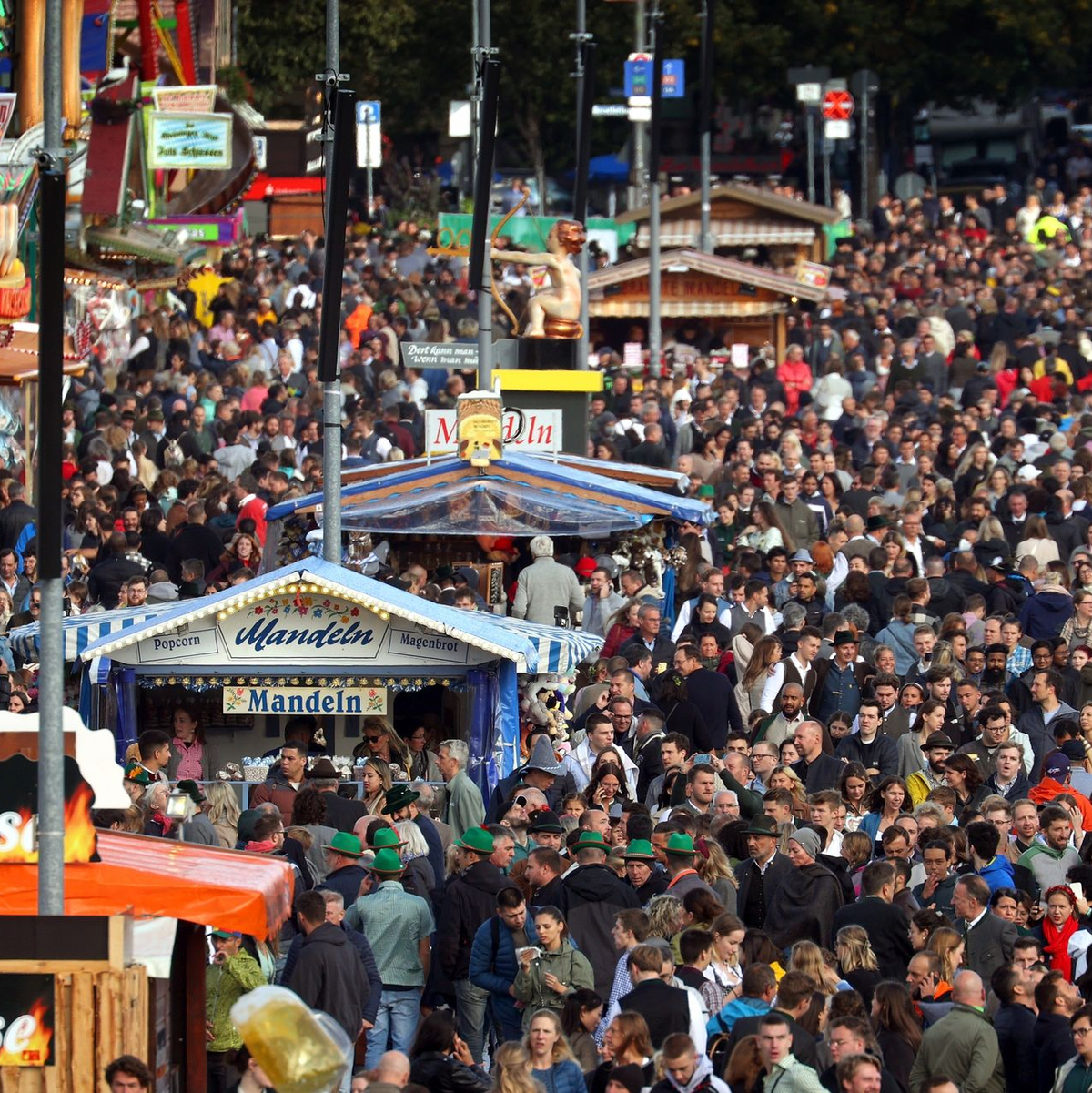 Sturm auf die Wiesn am Samstag. - Foto: Karl-Josef Hildenbrand/dpa