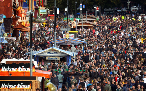 Sturm auf die Wiesn am Samstag. - Foto: Karl-Josef Hildenbrand/dpa