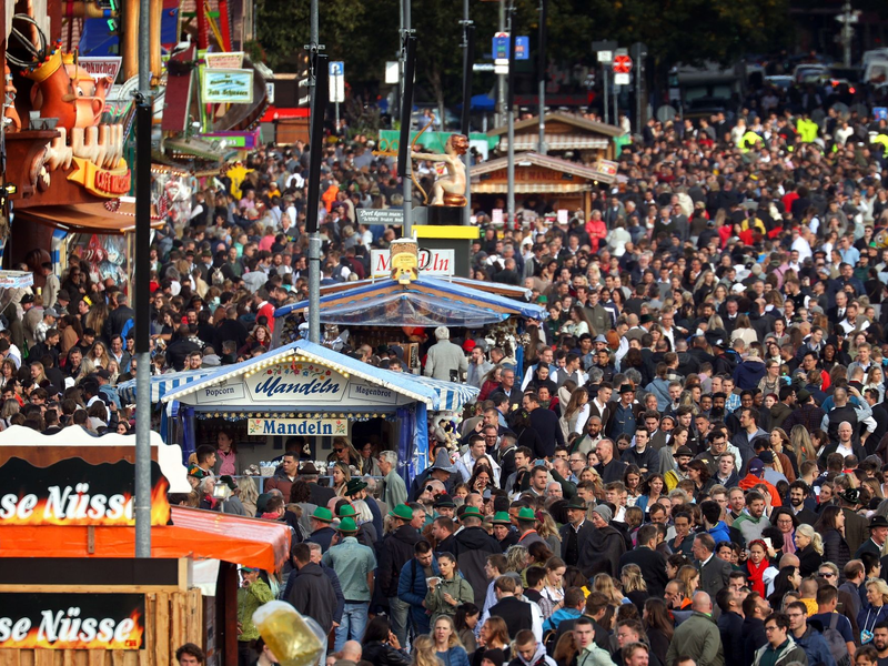 Sturm auf die Wiesn am Samstag. - Foto: Karl-Josef Hildenbrand/dpa