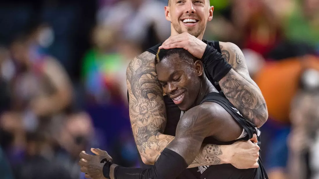 Anführer der deutschen Basketball: NBA-Star Dennis Schröder (2.v.l.). - Bild: Marius Becker/dpa
