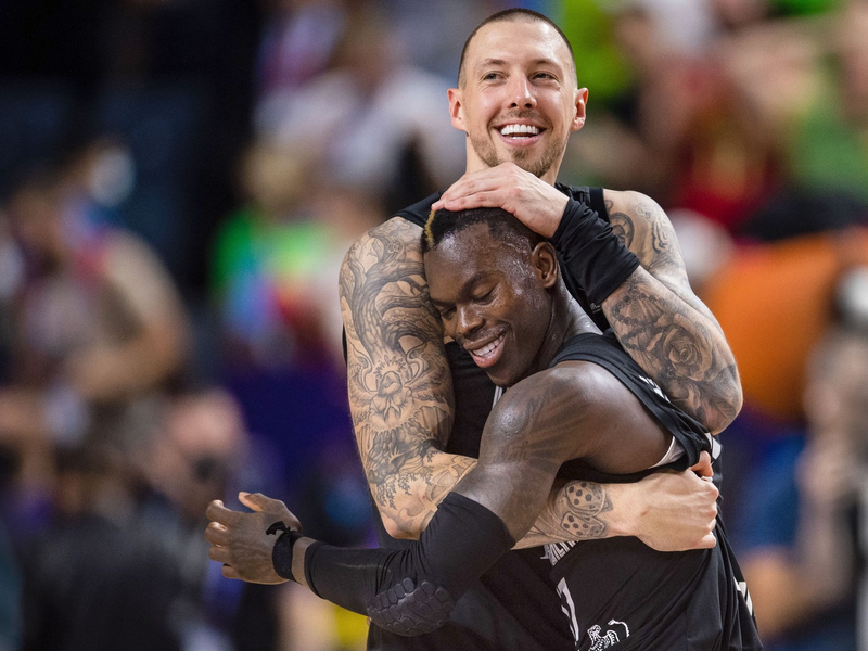 Anführer der deutschen Basketball: NBA-Star Dennis Schröder (2.v.l.). - Foto: Marius Becker/dpa
