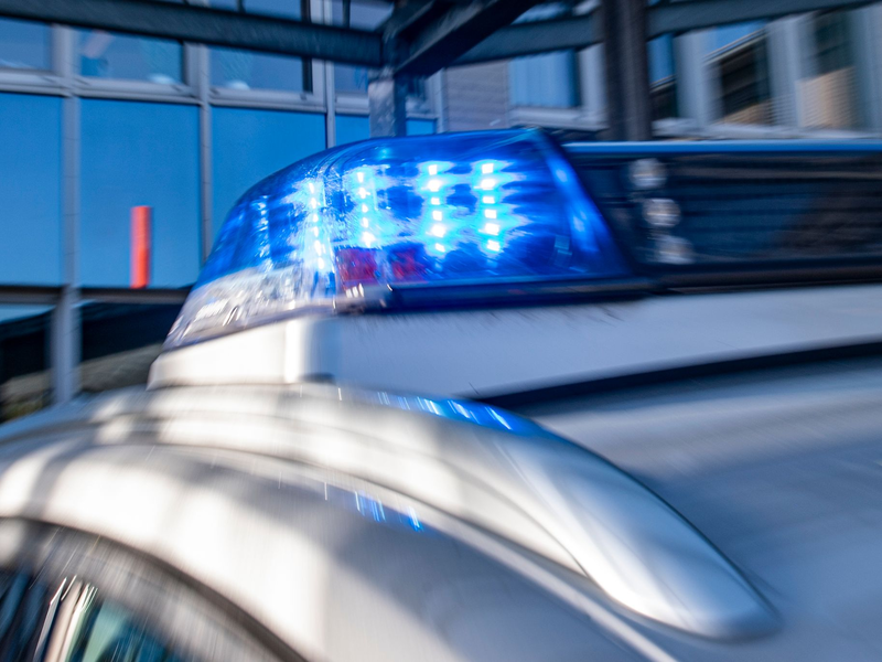 Eine Fußgängerin wird auf einem Bürgersteig von Auto angefahren und stirbt. (Archivbild) - Foto: David Inderlied/dpa