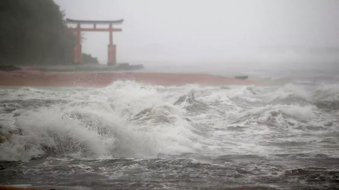 Die starken Regenfälle infolge des Taifuns lassen Flüsse gefährlich anschwellen. - Bild: Uncredited/Kyodo News/AP/dpa