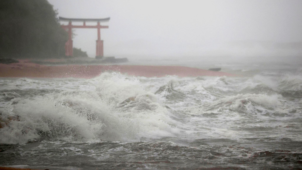 Die starken Regenfälle infolge des Taifuns lassen Flüsse gefährlich anschwellen. - Foto: Uncredited/Kyodo News/AP/dpa