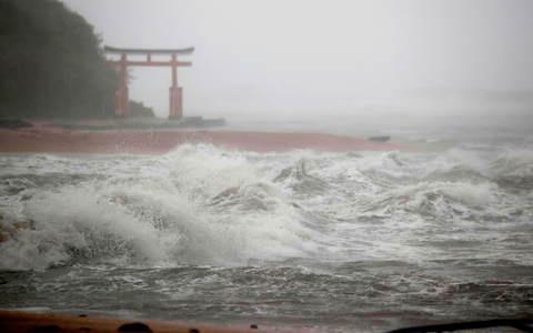 Die starken Regenfälle infolge des Taifuns lassen Flüsse gefährlich anschwellen. - Foto: Uncredited/Kyodo News/AP/dpa