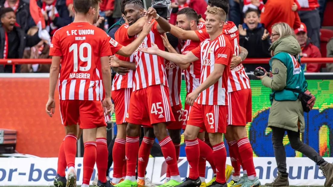 Danilho Doekhi (3.v.l) traf für Union Berlin zum 1:0. - Bild: Andreas Gora/dpa
