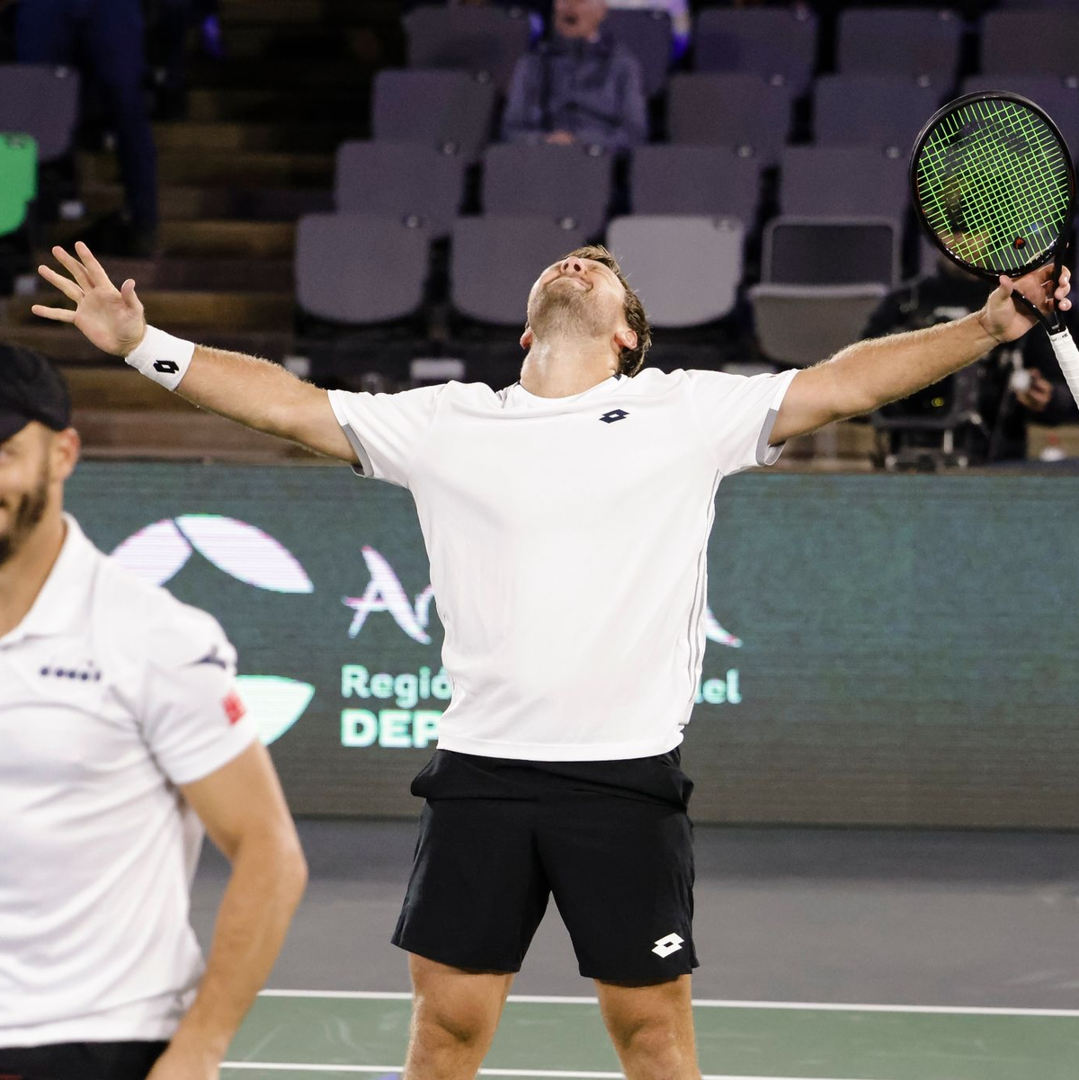 Tim Pütz (l) und Kevin Krawietz setzten den Schlusspunkt beim Erfolg der deutschen Davis-Cup-Herren gegen Chile. - Foto: Frank Molter/dpa
