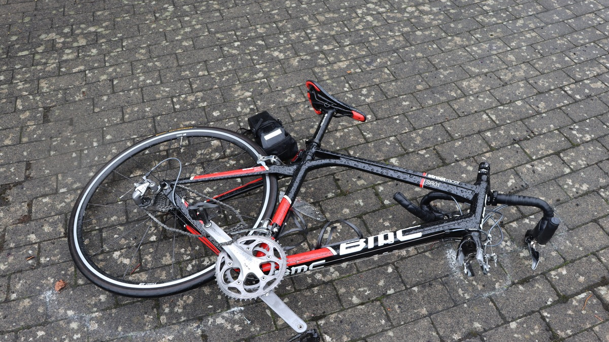 POL-HF: Verkehrsunfall beim Abbiegen - Fahrzeug schleudert gegen Mauer - Foto: presseportal.de