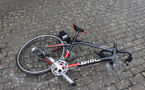 POL-HF: Verkehrsunfall beim Abbiegen - Fahrzeug schleudert gegen Mauer - Foto: presseportal.de