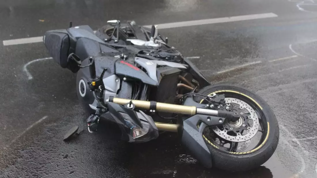 POL-MI: Auto kracht gegen Straßenbaum - Bild: presseportal.de