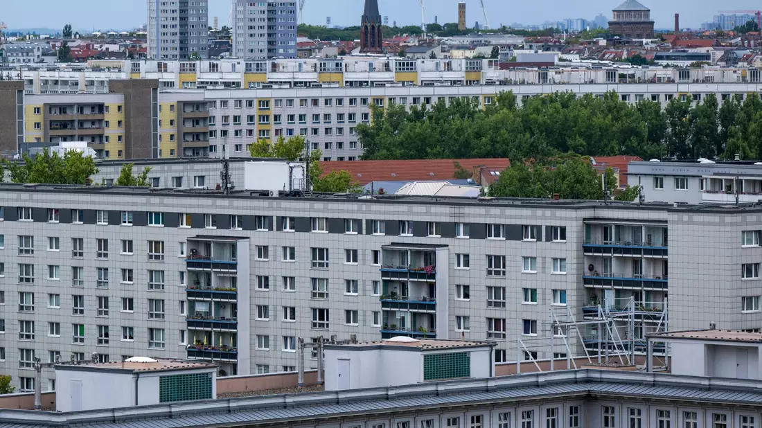 Laut DIW-Erwartung dürften die realen Einkommen ab der zweiten Jahreshälfte erstmals seit drei Jahren wieder steigen. Damit hätten die Menschen auch abzüglich der Preissteigerungen mehr Geld zur Verfügung. - Bild: Monika Skolimowska/dpa