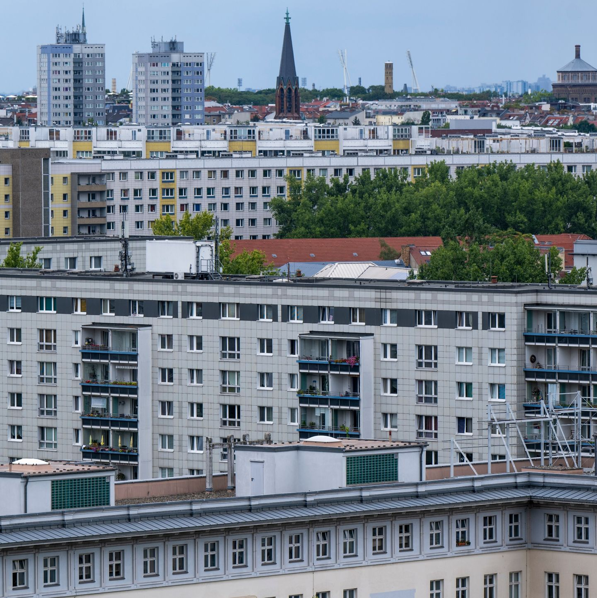 Maskierte Polizisten betreten am 1. März das Wohnhaus der früheren RAF-Terroristin Daniela Klette in Berlin-Kreuzberg. - Foto: Monika Skolimowska/dpa