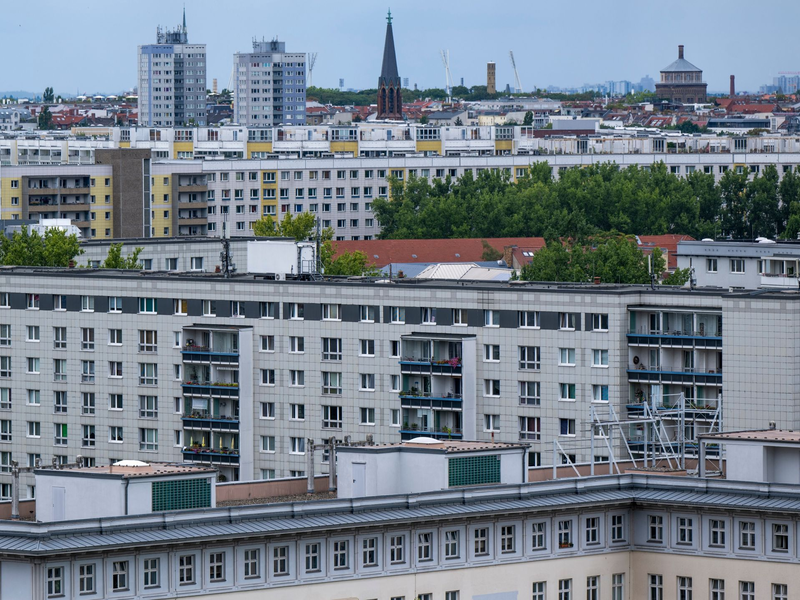Maskierte Polizisten betreten am 1. März das Wohnhaus der früheren RAF-Terroristin Daniela Klette in Berlin-Kreuzberg. - Foto: Monika Skolimowska/dpa