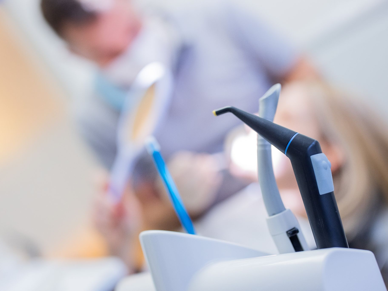 Bei Kreidezähnen haben die Zähne weiße, gelbliche oder braune Flecken. (Symbolbild) - Foto: Rolf Vennenbernd/dpa